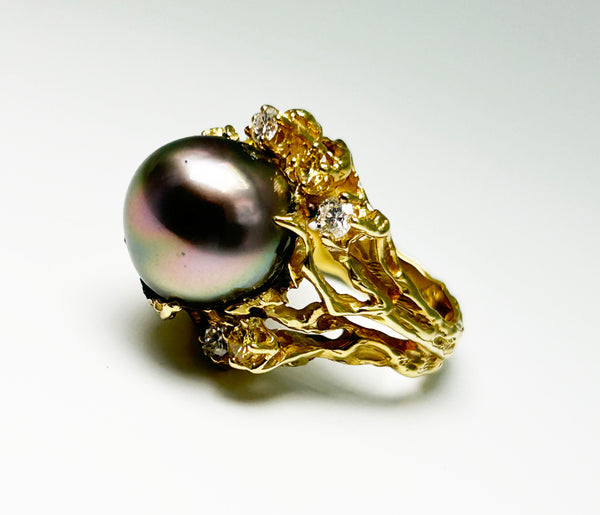 TOH - Ring 18 KT yellow gold with black Tahitian pearl and 5 diamonds